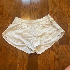 lululemon hotty hot short 2.5”